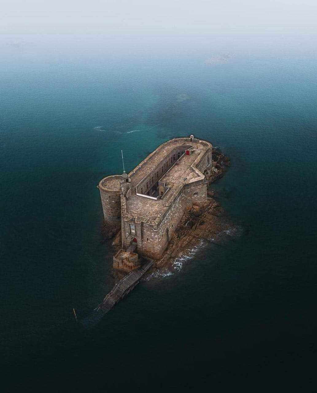 سجن وسط البحر  في فرنسا