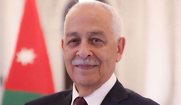 رئيس الديوان الملكي يطمئن على صحة طفلة من غزة تتلقى العلاج بمدينة الحسين الطبية