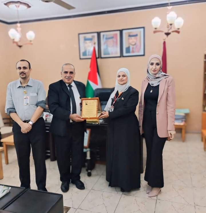 مدير التربية والتعليم للواء الكورة يكرّم إيمان الشقيرات لإحالتها للتقاعد