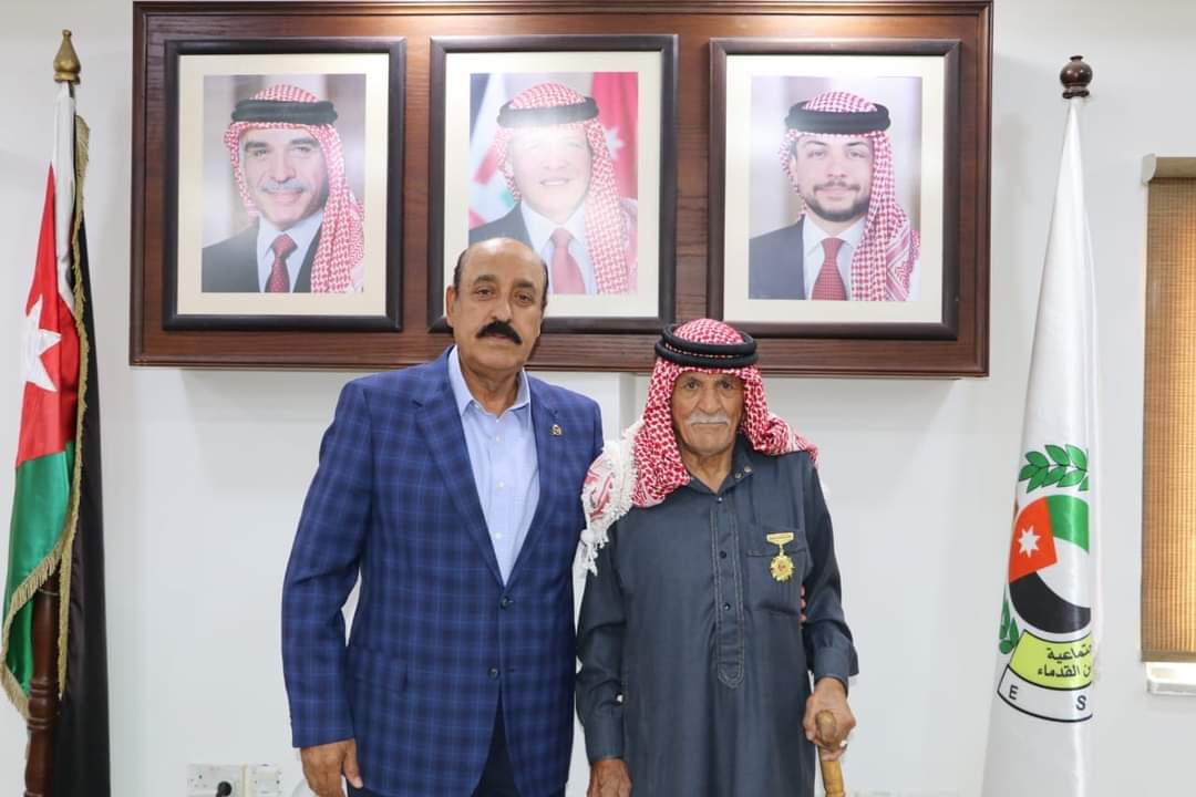 الشوبكي يُكرم الوكيل المتقاعد نواف حامد خطايبة