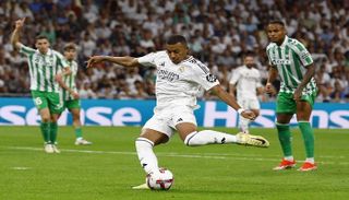 مبابي يفك نحسه ويقود ريال مدريد لكسر صمود بيتيس