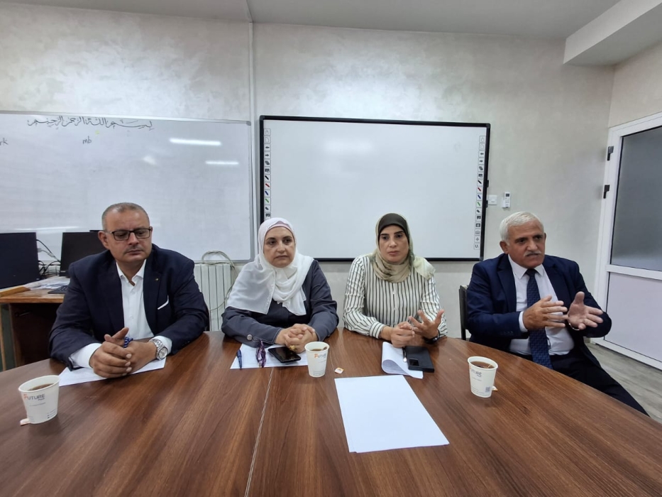 المومني تجتمع مع قسم الإشراف التربوي في تربية الزرقاء الثانية