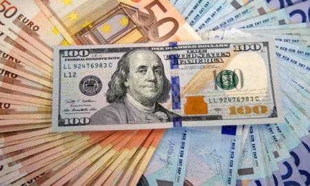 الدولار يلامس أعلى مستوى في أسبوعين مقابل اليورو