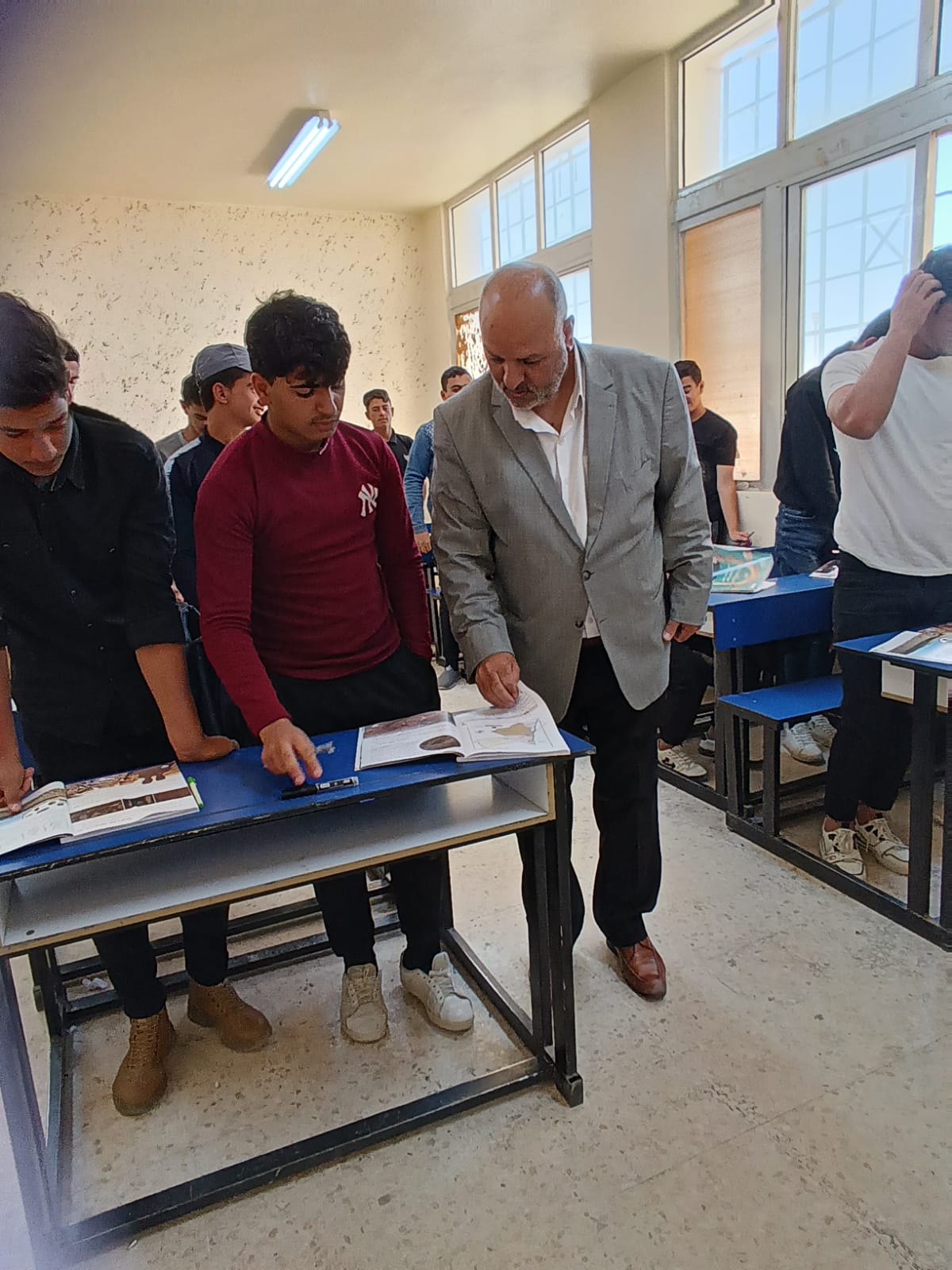 الفقير يتفقد برنامج التعليم المهني BTEC  في مدرسة القادسية الثانوية للبنين ...صور