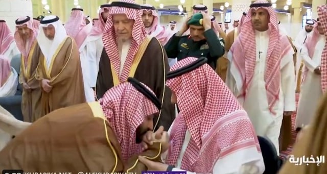 ولي العهد السعودي يُقبّل رأس ويد الأمير خالد بن سلطان
