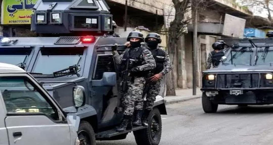 الدوريات الأمنية تضبط ٧ مركبات أخفت لوحات الأرقام في معان.