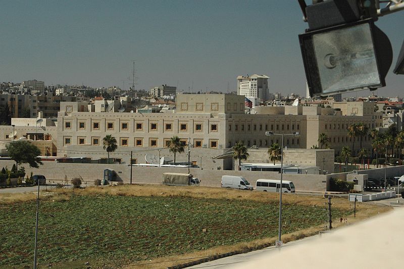 السفارة الأمريكية تحذر رعاياها من أماكن التجمعات ووسائل النقل العام،والمؤسسات الحكومية