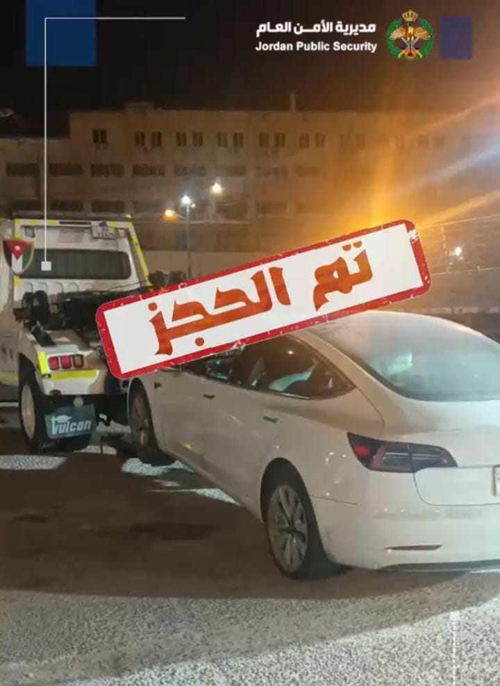 ضبط مركبة وحجزها بعد أن  قادها سائقها بتهور في مقطع فيديو مصور