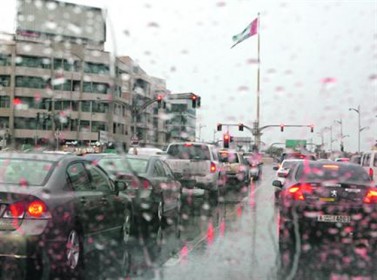 طقس لطيف فوق المرتفعات اليوم وسط تحذيرات من خطر الانزلاق بالمناطق الماطرة