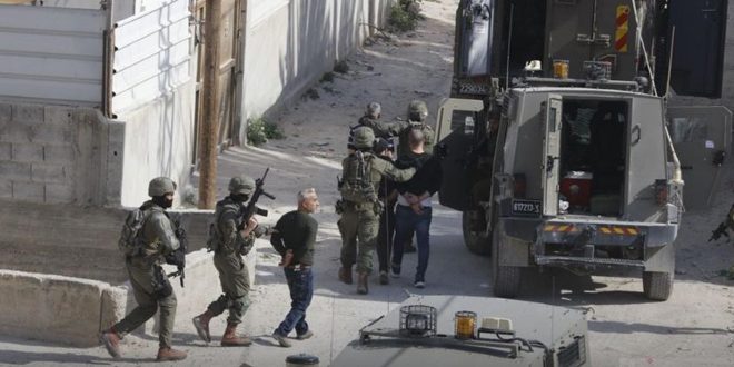 قوات الاحتلال تعتقل 30 فلسطينياً وتهدم منزلين بالضفة الغربية
