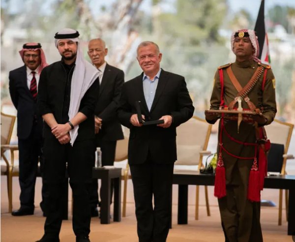الملك ينعم بميدالية اليوبيل الفضي على شخصيات ومؤسسات في عجلون