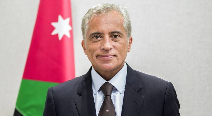 رئيس الوزراء يوجه خلال زيارة ميدانية بدعم خطط توسيع مصنع للألبسة في مغير السرحان