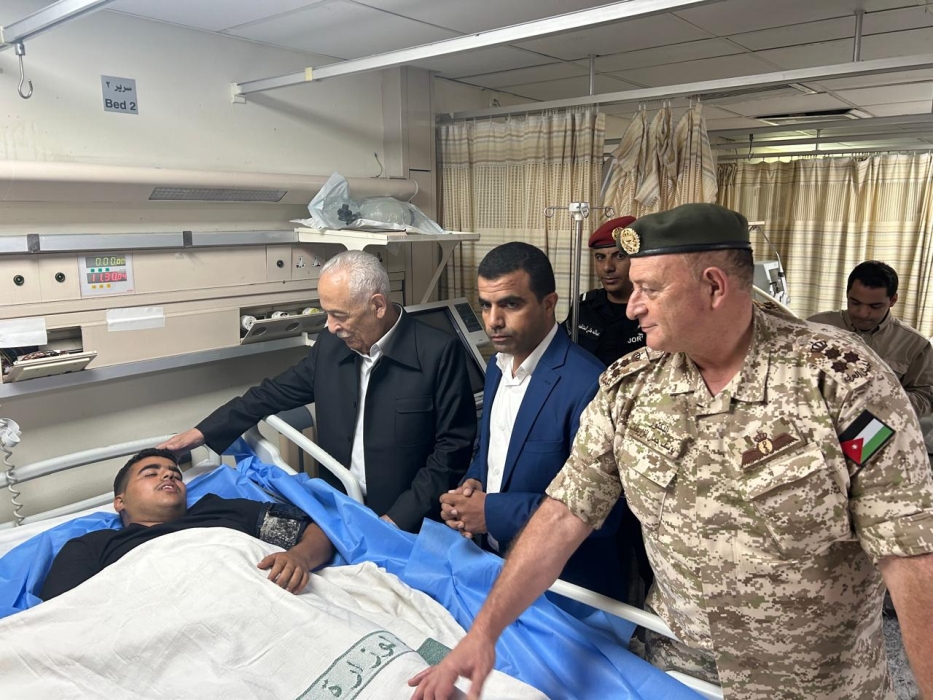 بتوجيهات ملكية..العيسوي يطمئن على صحة مصابين بشظايا صواريخ...صور