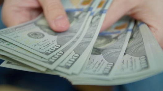 الدولار يتجه لتسجيل أكبر مكسب أسبوعي منذ أبريل