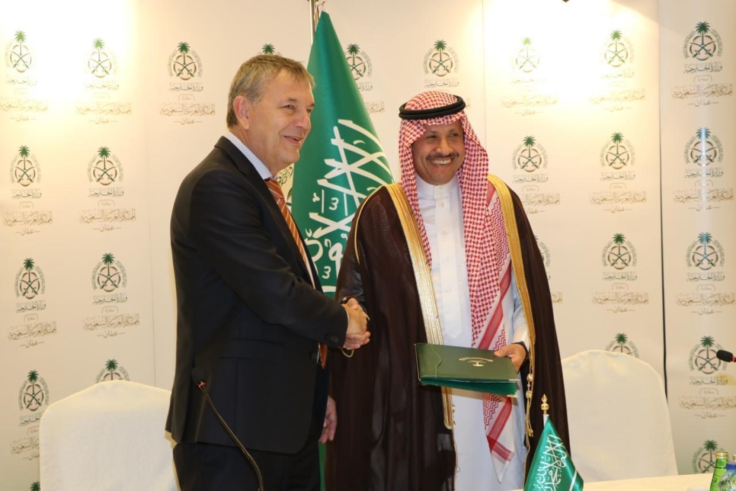 السفير السعودي يسلم الأونروا دعما ماليا