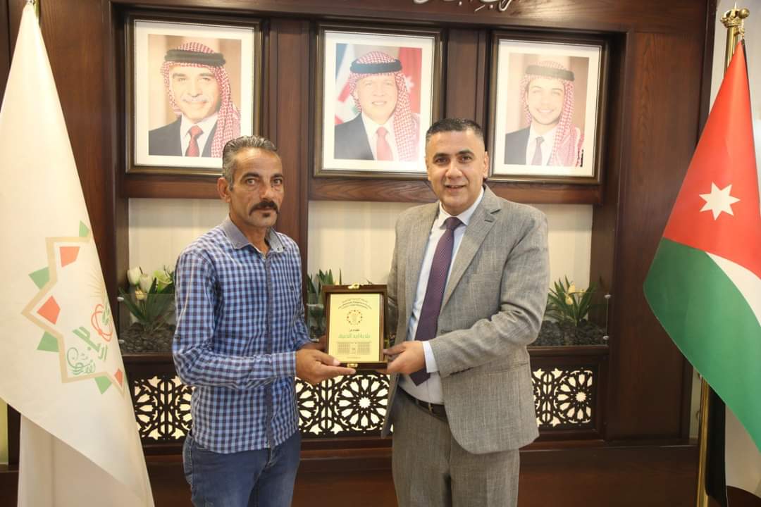 البطاينة يكرم  أحد موظفي بلدية اربد الكبرى