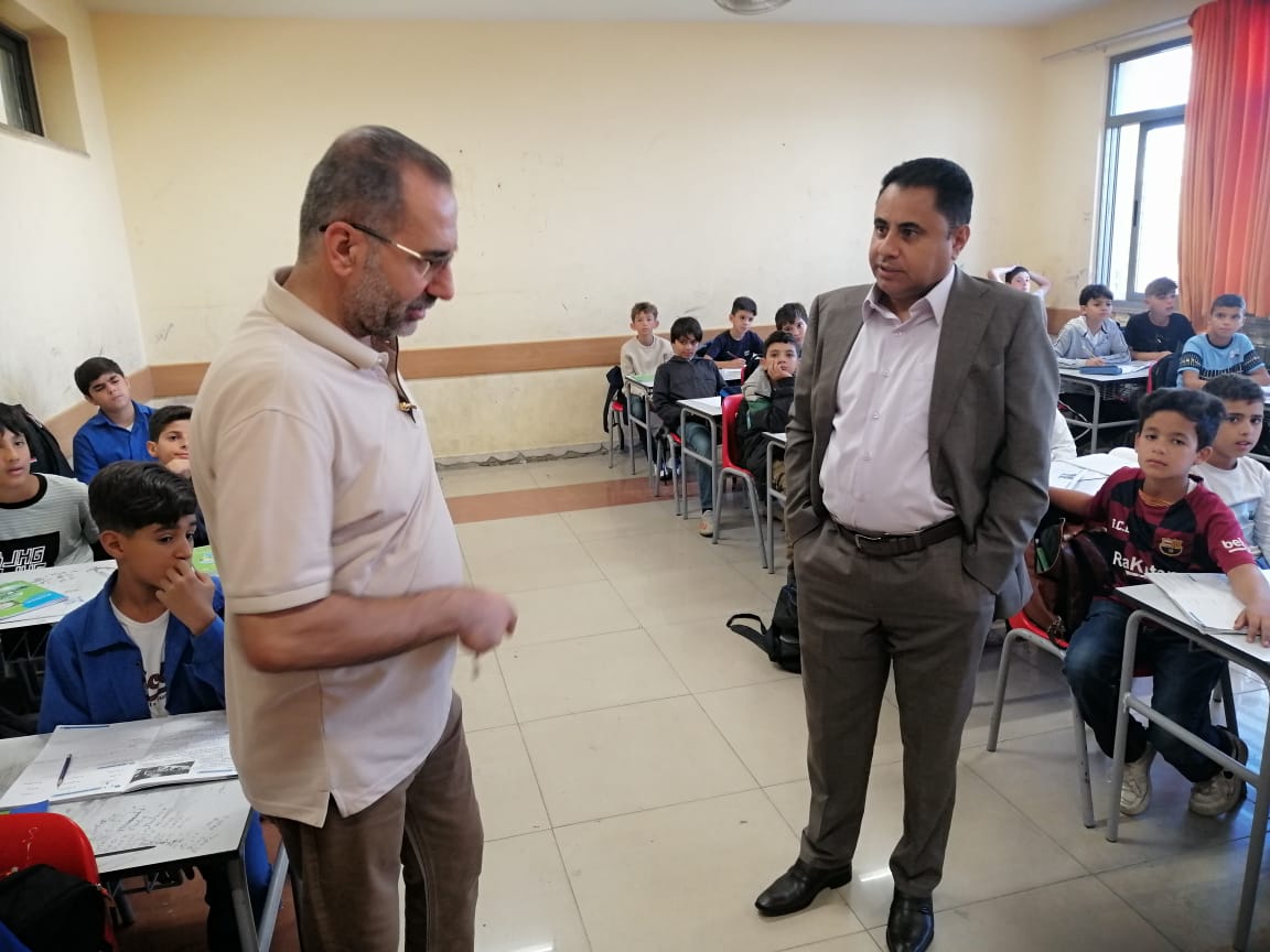 السمور يتفقد مدرسة إسكان المالية والزراعة الاساسية الثانية للبنين .