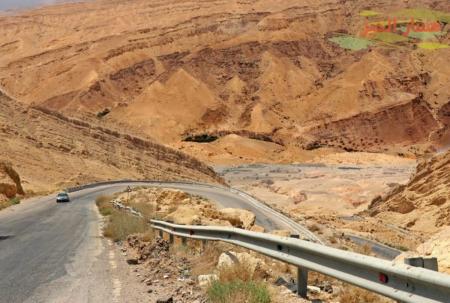 أشغال الكرك تبدأ العمل بتأهيل طريق الكرك الأغوار الخرزة