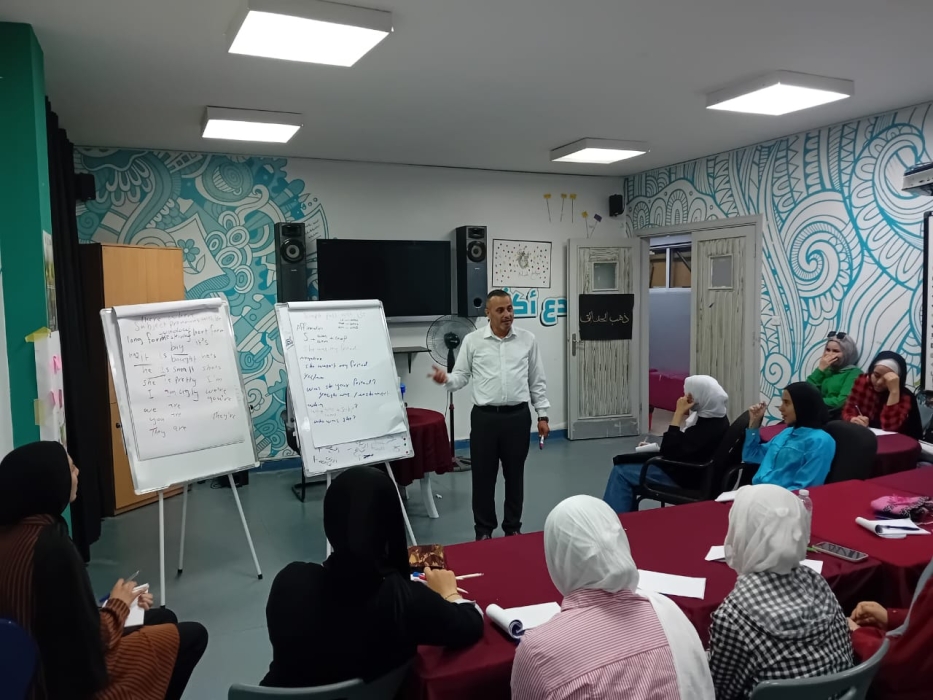 استمرار فعاليات دورة اللغة الإنجليزية في مركز شباب وشابات حي الأمير محمد...صور