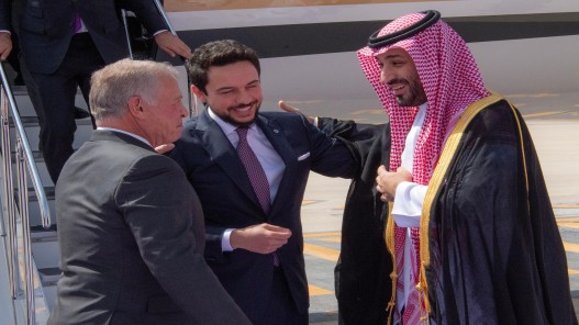 عاجل ..الملك يصل الرياض وولي عهد السعودية في مقدمة مستقبليه