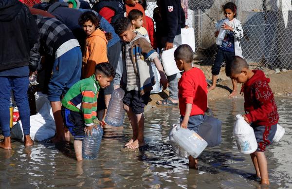 تعليق حملة التلقيح ضد شلل الأطفال في غزة بسبب القصف الكثيف