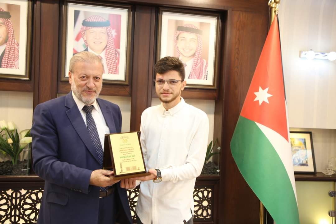لإتمامه حفظ القرآن الكريم...رئيس بلدية اربد الكبرى الكوفحي  يكرم أحد طلبة جامعة اليرموك