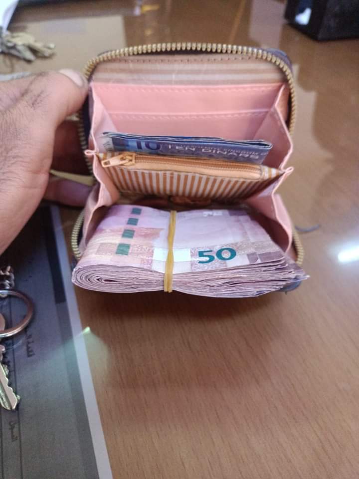 مدرسة الكرامة الأساسية للبنين تكرم الطالبين النصيرات على أمانتهما