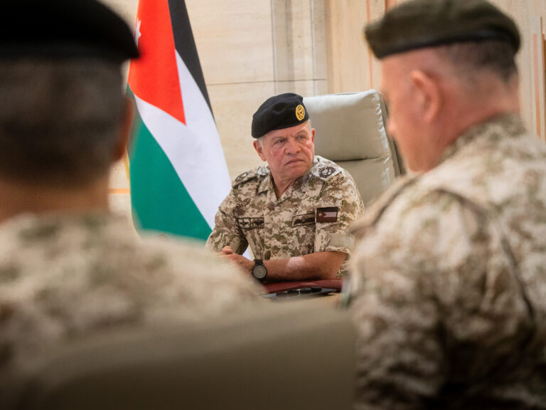 الملك مخاطبا نشامى الجيش: معكم ومن خلالكم مستمرون بالوقوف مع أشقائنا لأن الأردن القوي هو القادر على مساندة الأشقاء.