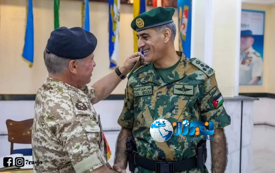 الملك يقلد الرتبة الجديده لقائد الحرس الملكي  النصرات 