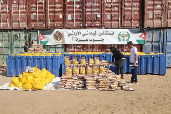 المستشفى الميداني الأردني جنوب غزة يوزع 1600 طرد غذائي