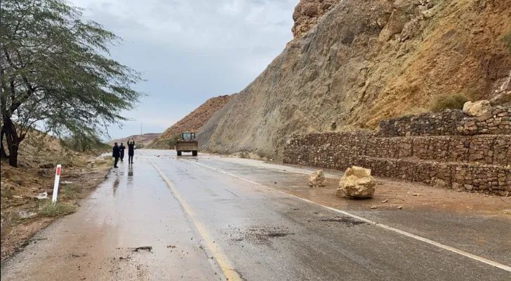 بدء العمل بمشروع تصريف مياه الينابيع والأمطار واعادة تأهيل الطريق بمنطقة العدسية