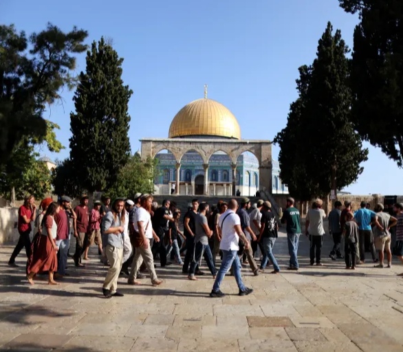 مستوطنون يقتحمون المسجد الأقص والاحتلال يهدم منزلا في القدس