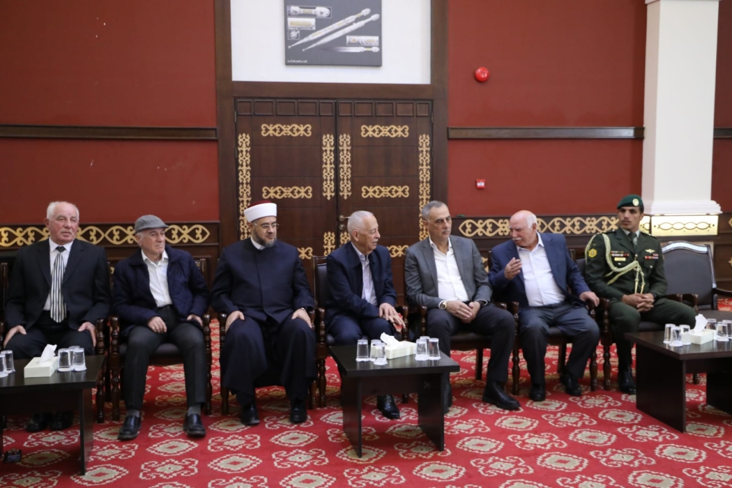 مندوبا عن الملك وولي العهد.... العيسوي يعزي آل هاكوز...صور