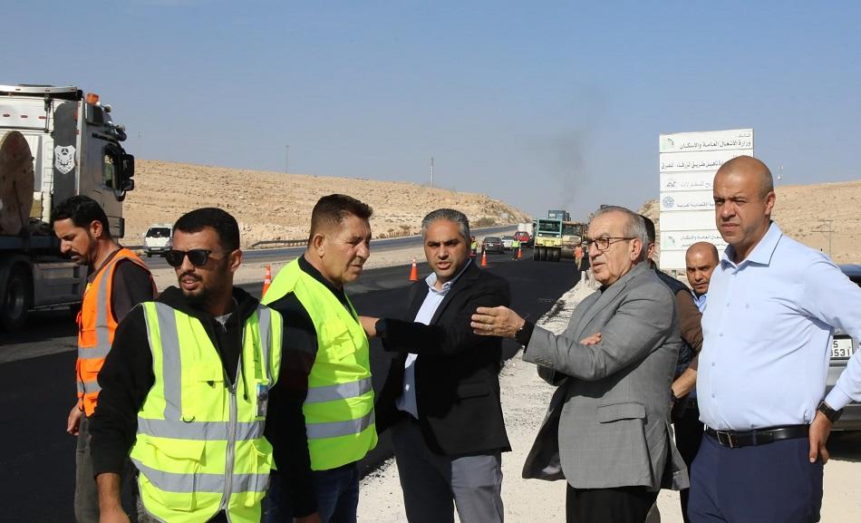 أبو السمن يوجه بتسريع عمل تأهيل طريق الزرقاءالمفرق
