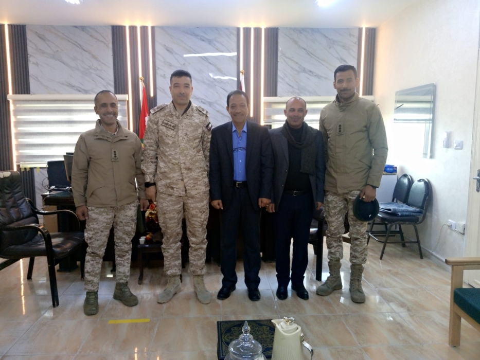 وفد من مدرسة الفيصلية الأساسيةالثقافة العسكرية يزور مدير التربية والتعليم للواء الموقر