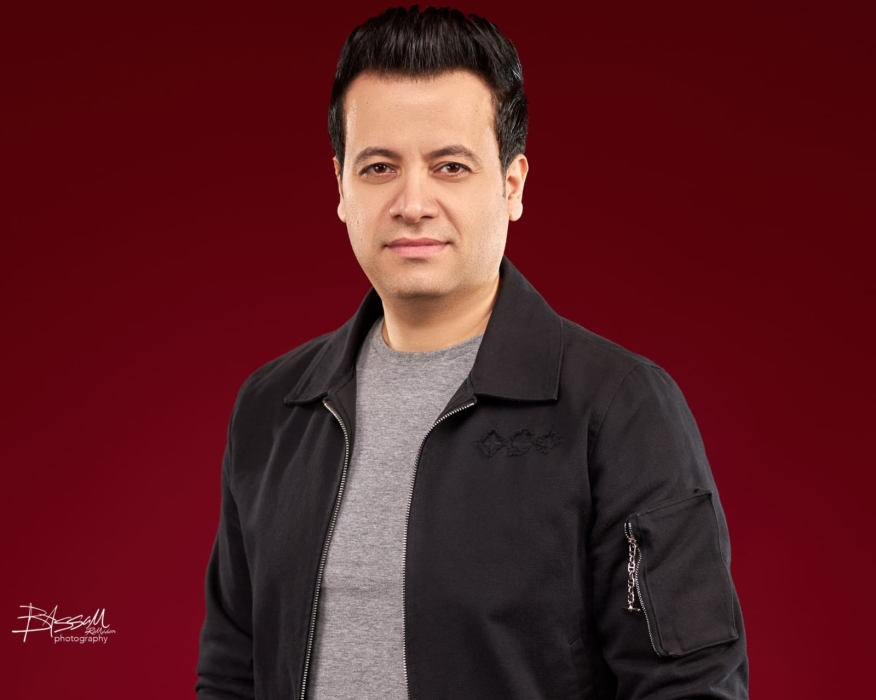 محمود مؤمن يهدي أغنية اماراتي حياتي للشعب الاماراتي