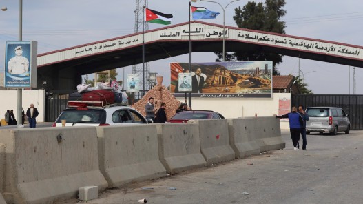 لاجئون يغادرون إلى سوريا مصطحبين مقتنياتهم الشخصية
