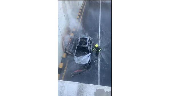 حريق مركبة يتسبب بازدحام مروري خانق في شارع المدينة