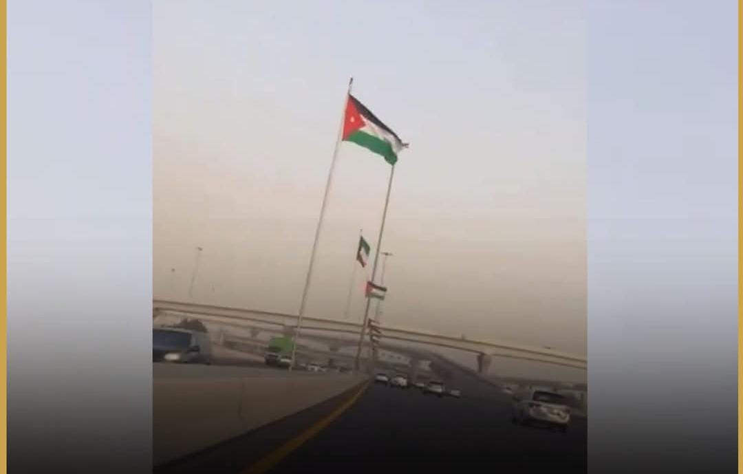 شوارع الكويت تتزين بالعلم الأردني بمناسبة زيارة سمو ولي العهد