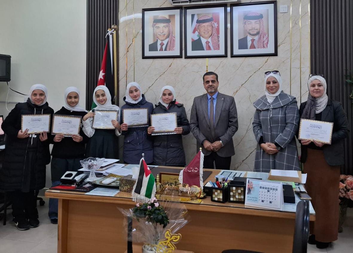 الزيود يكرّم الطلبة الفائزين بالمركز الأول في مسابقة مسرح الدمى
