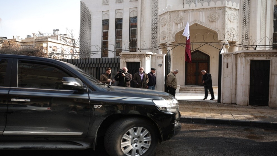 قطر تعيد فتح سفارتها في دمشق وترفع علمها فوق المبنى
