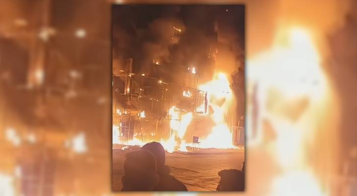حريق يلتهم مطعما وألسنة اللهب تمتد إلى عدة طوابق في الجيزة