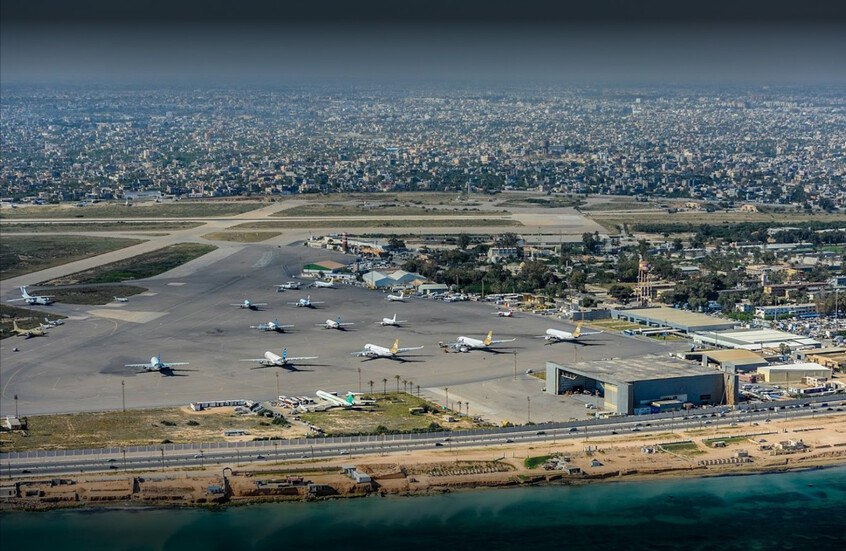 اصطدام حافلة بطائرة إسعاف في مطار معيتيقة الدولي بطرابلس