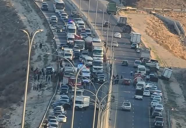 وفاة و14 اصابة إثر تصادم قلاب وباص على شارع ال100 باربد