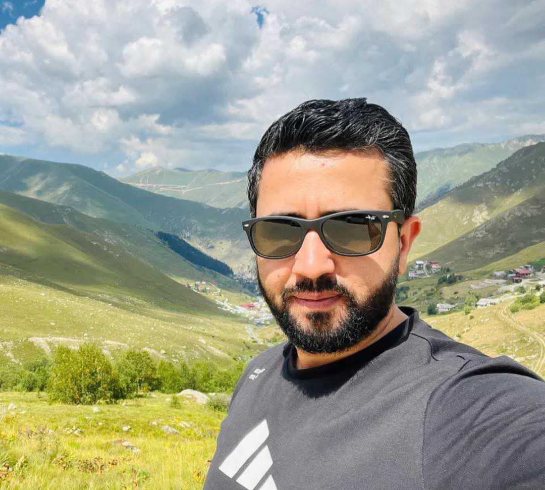 يوسف الثوابية يهنئ المهندس أحمد فايز بمناسبة الخطوبة