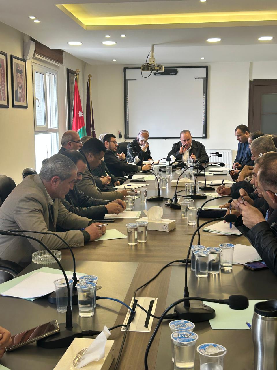 مدير عام الشؤون الفلسطينية يلتقي رؤساء اللجان ومدراء المكاتب