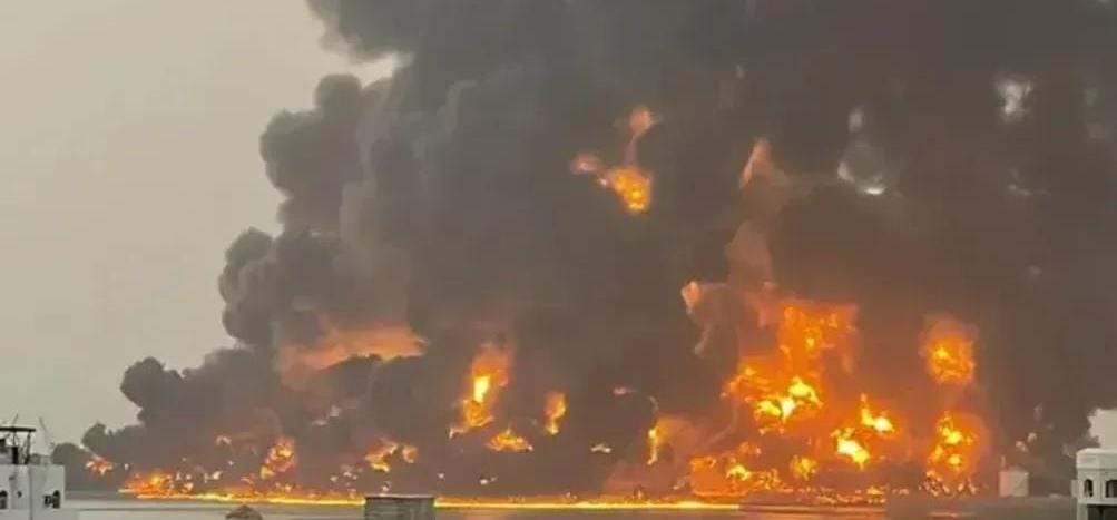 غارات أمريكية إسرائيلية على موانئ الحديدة تقتل 16 عاملًا وسقوط عدد من الجرحى