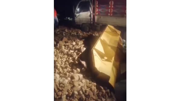 بعد الانهيار.. إعادة فتح طريق وادي شعيب والمسير بحذر شديد