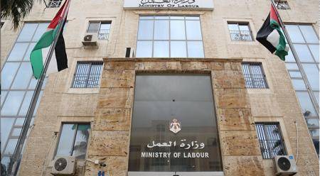 العمل: لا يسمح بعمل الطالب غير الأردني ولا تصاريح لهم