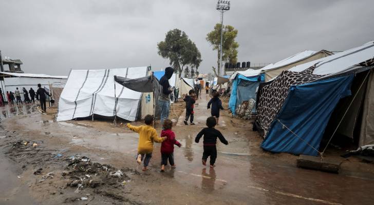 “أونروا” تعلن ارتفاع وفيات الأطفال جراء البرد في غزة إلى 7